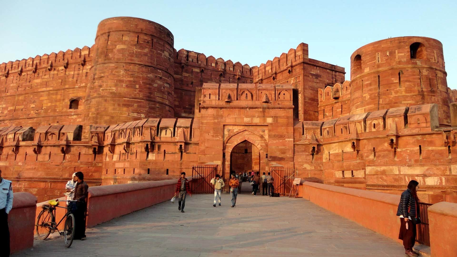 Agra sightseeing Taxi Service with Fatehpur Sikri